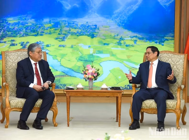 越南政府总理范明正会见菲律宾外交部部长恩里克·马纳罗。