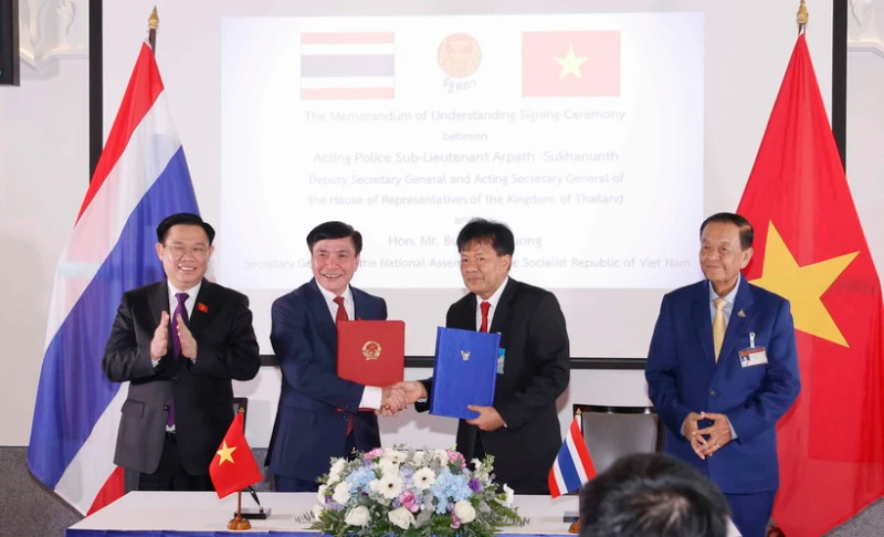 越南国会与泰国下议院签署合作备忘录。（图片来源：VGP）