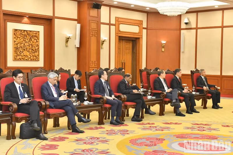 出席会见的新加坡高级代表团。