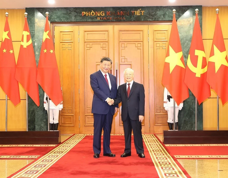 越共中央总书记阮富仲同中共中央总书记、中国国家主席习近平合影。（图片来源：越通社）