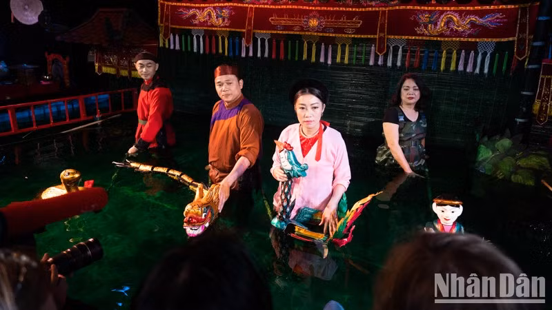 越南水上木偶艺术给俄罗斯观众留下深刻的印象。