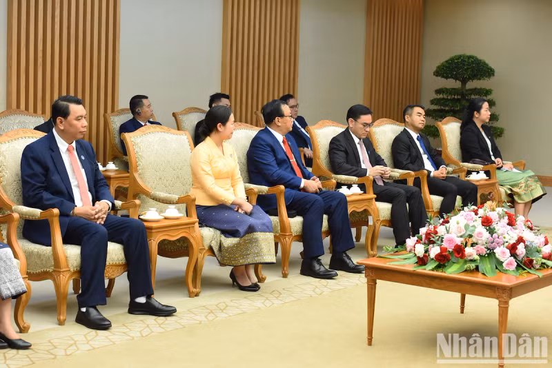陪同万象市市长阿萨潘通·西潘敦的成员出席会见。