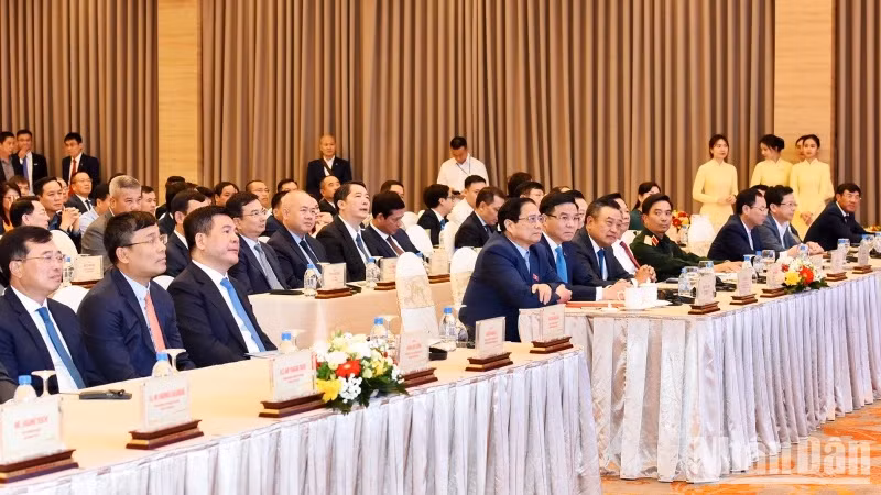 范明正总理和与会代表。