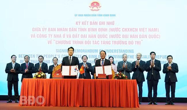 平定省人民委员会与韩国房地产总公司共同签署国际合作协议。（图片来源：平定报）