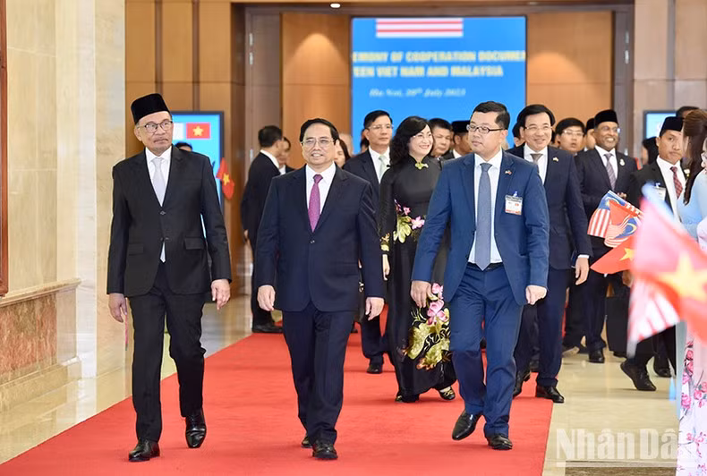 范明正总理和马来西亚总理安瓦尔·易卜拉欣。