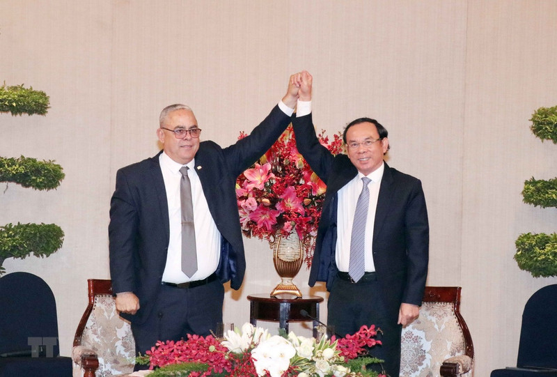 胡志明市委书记阮文年与古巴哈瓦那市委第一书记路易斯·安东尼奥·托雷斯。（图片来源：越通社）