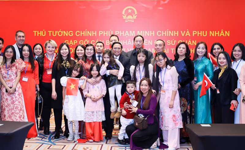 越南政府总理范明正会见越南驻土耳其大使馆工作人员和旅土越南人社群。（图片来源：VGP）