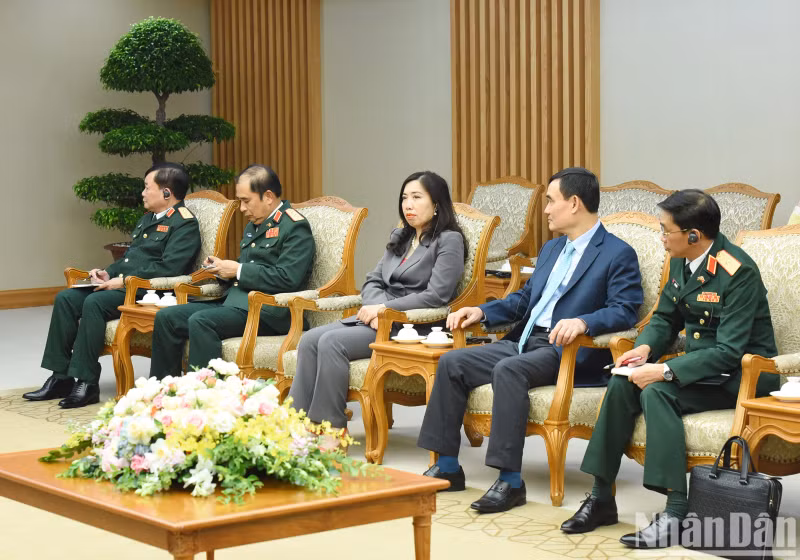 越南政府各部委领导代表出席会见。