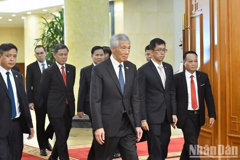 李显龙总理和新加坡高级代表团抵达党中央总部。