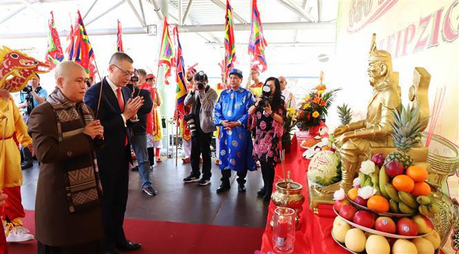 在德国举行的2023年雄王国祖祭祖仪式。（图片来源：越通社）