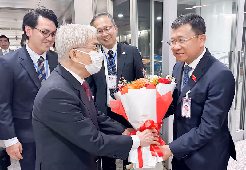 越南国会对外委员会主任武海河在内排国际机场迎接日本参议院议长尾辻秀久。（图片来源：国会官网）
