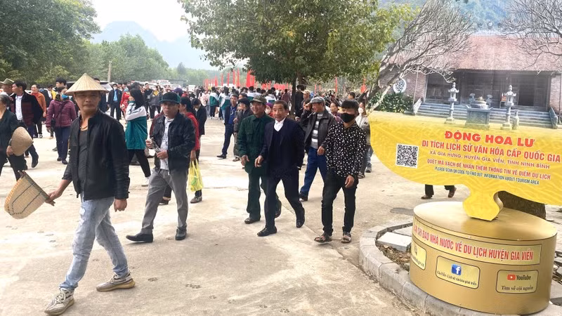 游客参观华闾洞穴寻根之旅。