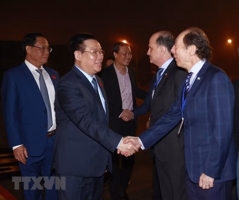 各位代表在内排国际机场为国会主席王廷惠一行送行。