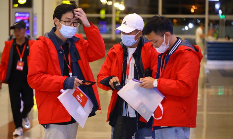 338名被困缅甸战区的越南公民安全回国。