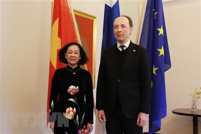 越共中央书记处常务书记张氏梅会见芬兰议会议长尤西·汉拿阿霍。（图片来源：越通社）