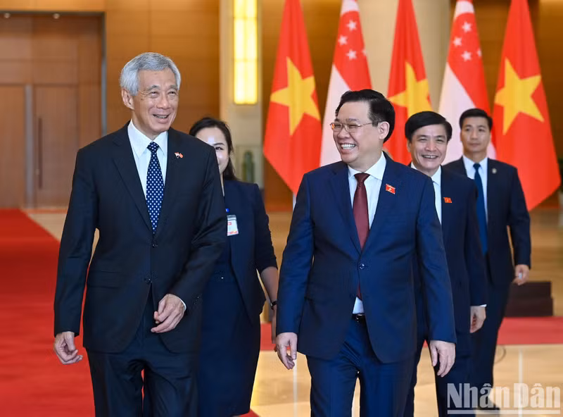 国会主席王廷惠和李显龙总理交谈。