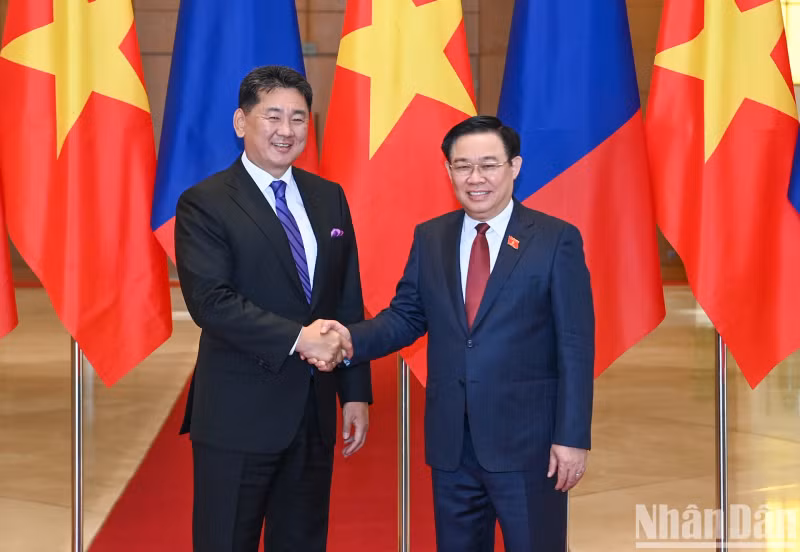越南国会主席王廷惠和蒙古国总统乌赫那·呼日勒苏赫握手。