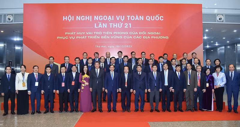 与会代表合影留念。（图片来源：越南与世界报）