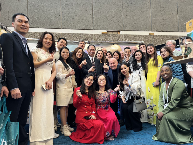 与会代表合影。（图片来源：越通社）