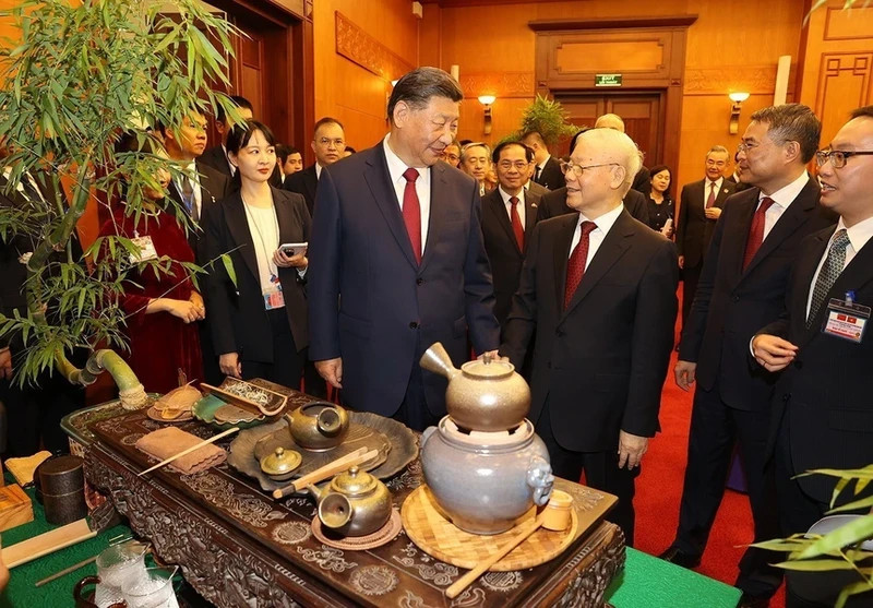 越共中央总书记阮富仲和中共中央总书记、中国国家主席习近平听取茶道文化的介绍。（图片来源：越通社） 