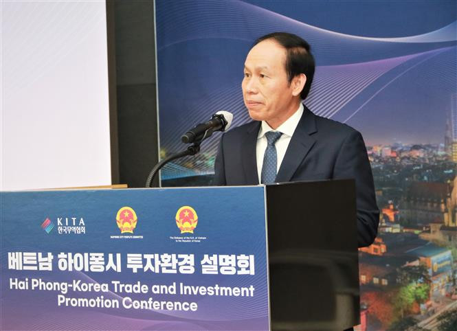 海防市委书记黎进珠在会上发表讲话。