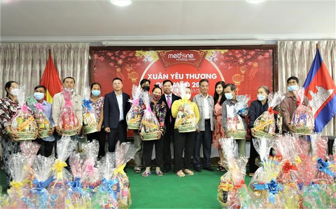 向贫困越裔柬埔寨人赠送慰问品。（图片来源：越通社）