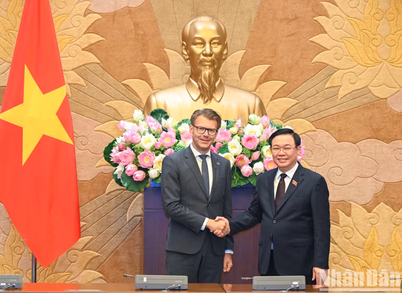 越南国会主席王廷惠和欧洲议会东南亚和东盟事务负责人丹尼尔·卡斯帕里。