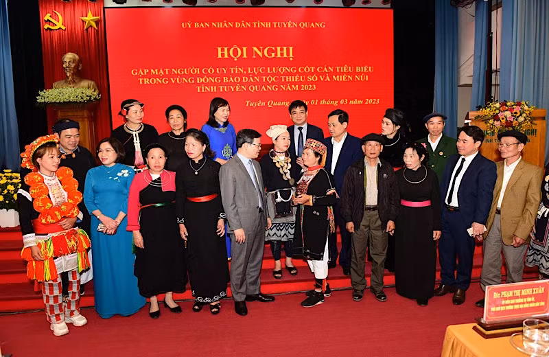 宣光省领导会见少数民族同胞中的有威信者。