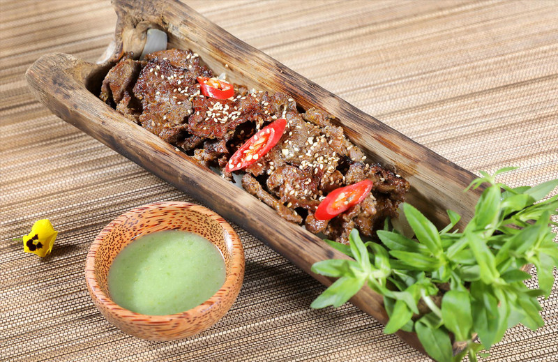 竹筒烤牛肉。（图片来源：越南画报）