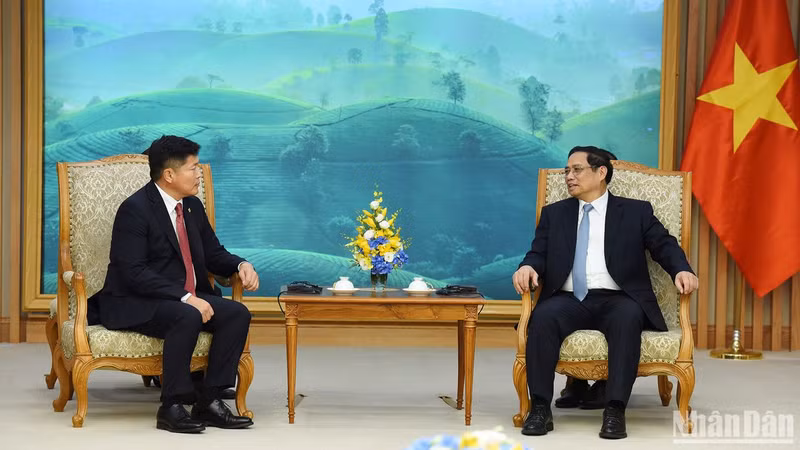 越南政府总理范明正会见蒙古国法律内务部长尼亚木巴特尔。