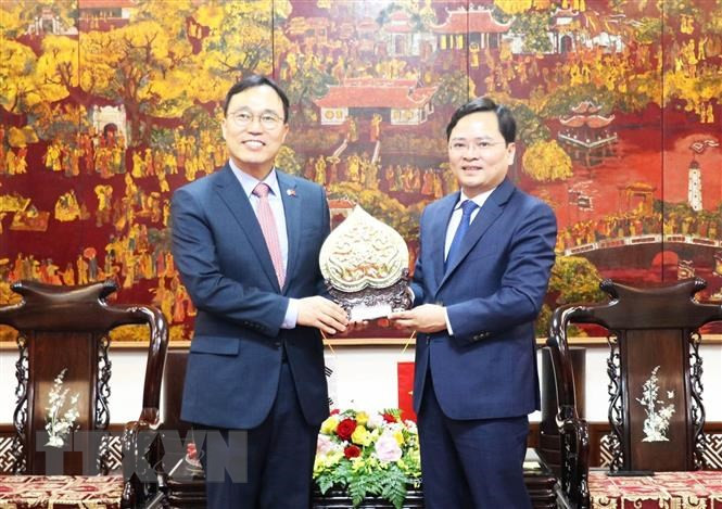 北宁省省委书记阮英俊向韩国驻越大使崔泳三赠送留念品。（土坯啊来源：越通社）