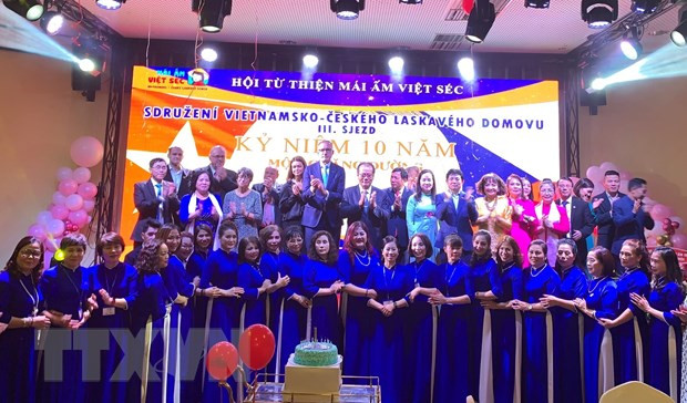 与会代表合影留念。（图片来源：越通社）