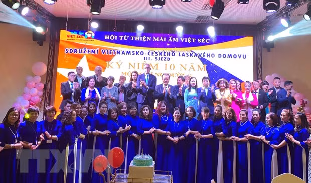 与会代表合影留念。（图片来源：越通社）