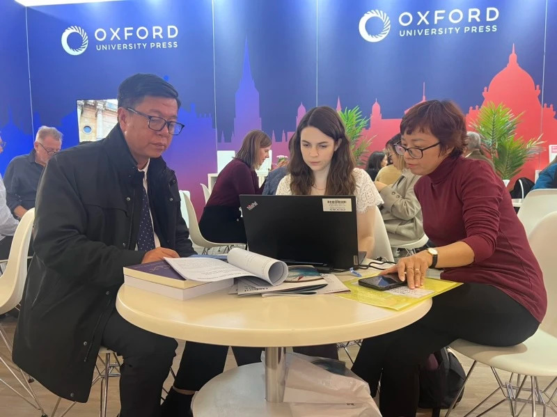 越南真理国家政治出版社参加2023年德国法兰克福国际书展。（图片来源：越通社）