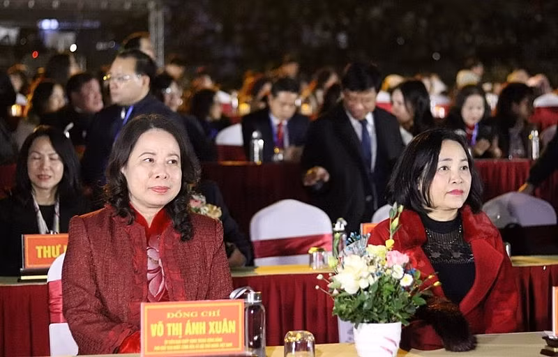 越南国家副主席武氏映春出席2023年宁平-长安节开幕。