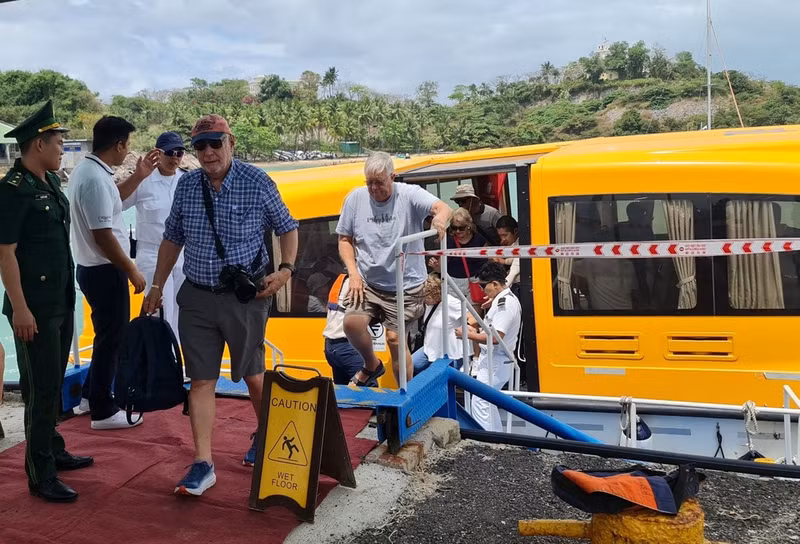 游客上岸参观芽庄市。 游客上岸参观芽庄市。