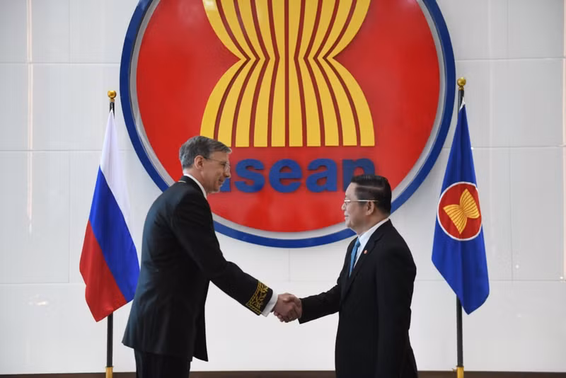 俄罗斯驻东盟大使叶夫根尼·扎盖诺夫与东盟秘书处秘书长高金华。（图片来源：越通社）