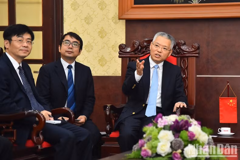 中共中央对外联络部发言人、信息传播局局长胡兆明在会见中发表讲话。