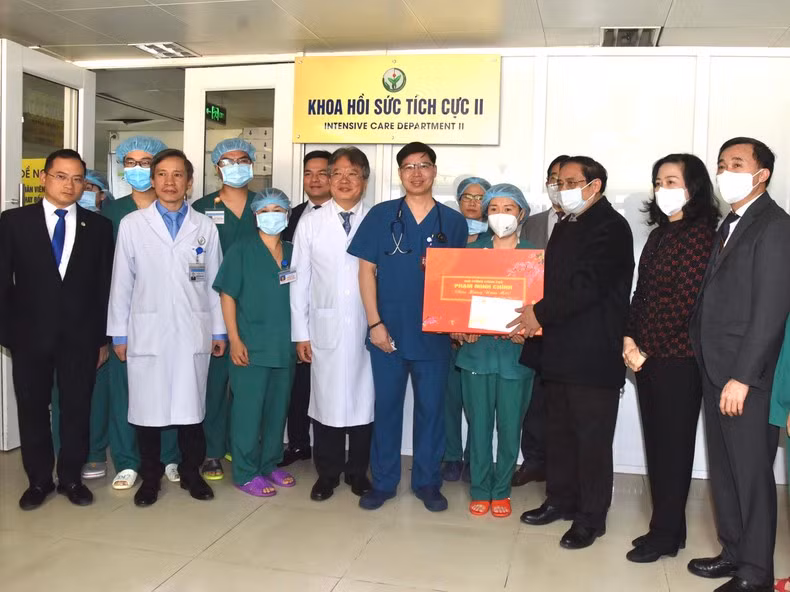 范明正总理向越德友谊医院医务人员拜年并赠送春节礼物。