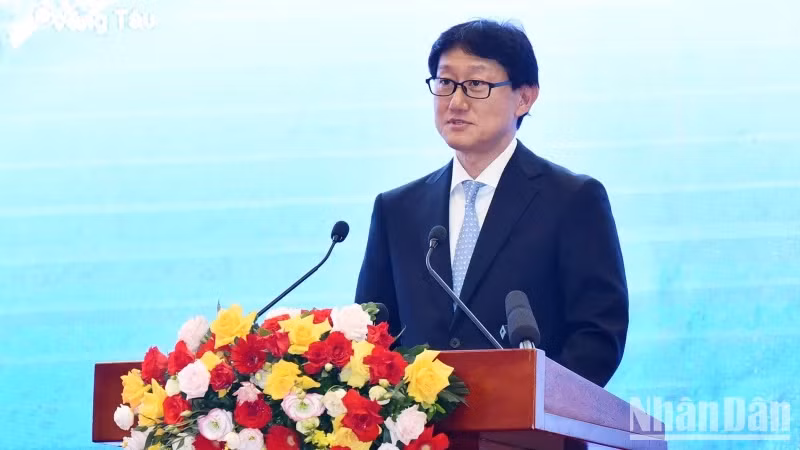 合作伙伴和总承包商代表发表讲话。