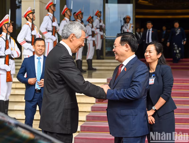 国会主席王廷惠在会见结束后欢送李显龙总理。