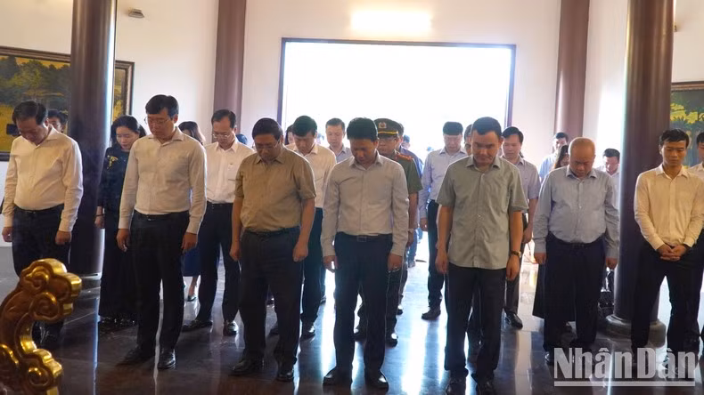代表们为阮生色副榜默哀一分钟。