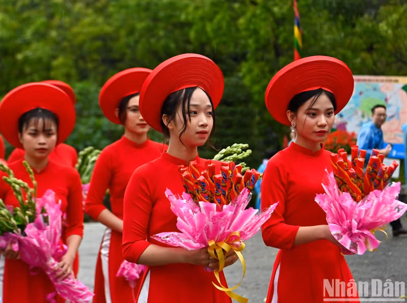少女们为雄王上香献花。