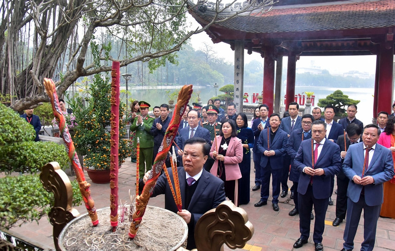 河内市领导上香缅怀各位列祖列宗和胡志明主席。