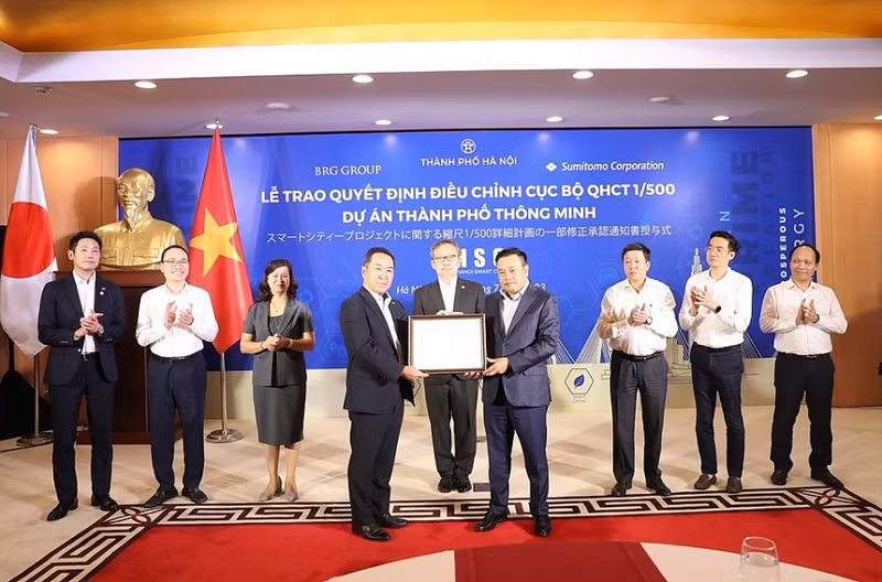 河内市人民委员会主席陈士青颁发有关批准“智慧城市”建设投资项目一期、二期区域1/500比例尺详细规划局部调整方案的决定书。