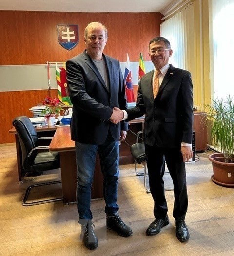 越南驻斯洛伐克大使阮俊和Horne Saliby镇镇长帕沃尔·多博西合影。（图片来源：越通社）