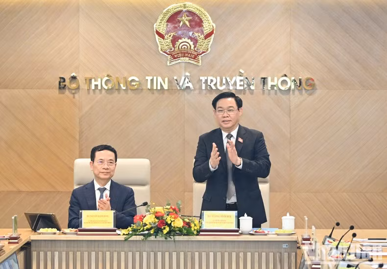 国会主席王廷惠主持会议。