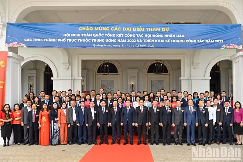 国会主席王廷惠，中央书记处常务书记武文赏，国会常务副主席陈青敏，政府副总理陈流光同与会代表合影留念。