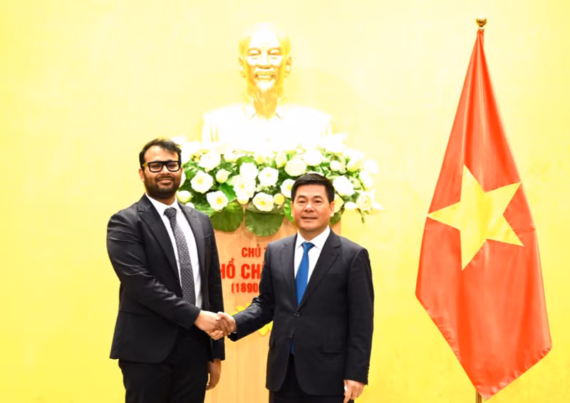 越南工贸部部长阮鸿延在工贸部总部与阿联酋天狼星控股集团总裁阿克谢·库马尔·马哈詹。