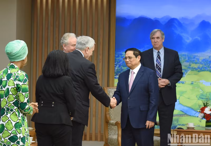 范明正总理欢送参议员杰夫·默克利代表团团员。